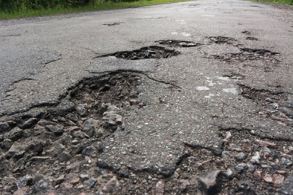 jalan rusak menyebabkan ban motor juga rusak