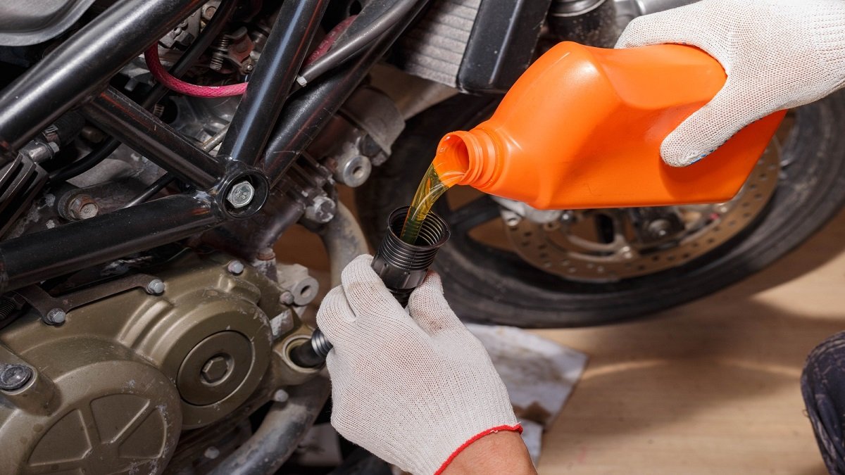 Mengisi Oli motor Baru
