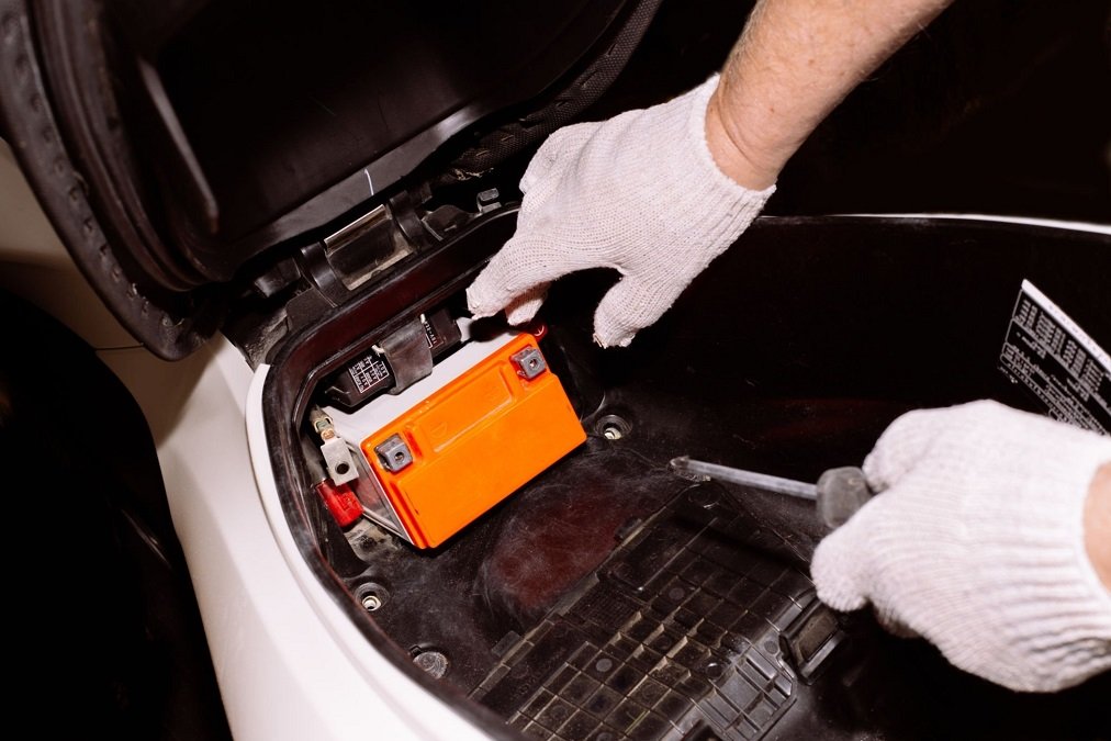 penyebab aki motor tekor